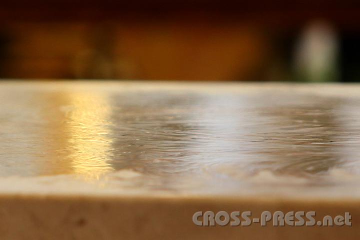 2011.10.16_10.10.26_02.jpg - Goldenes Salböl auf der Altarfläche.