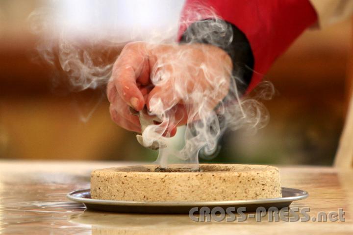 2011.10.16_10.12.50_01.jpg - Der Weihrauch, der in Schalen auf dem Altar entzündet wird, versinnbildlicht das Aufsteigen unserer Gebete zu Gott.