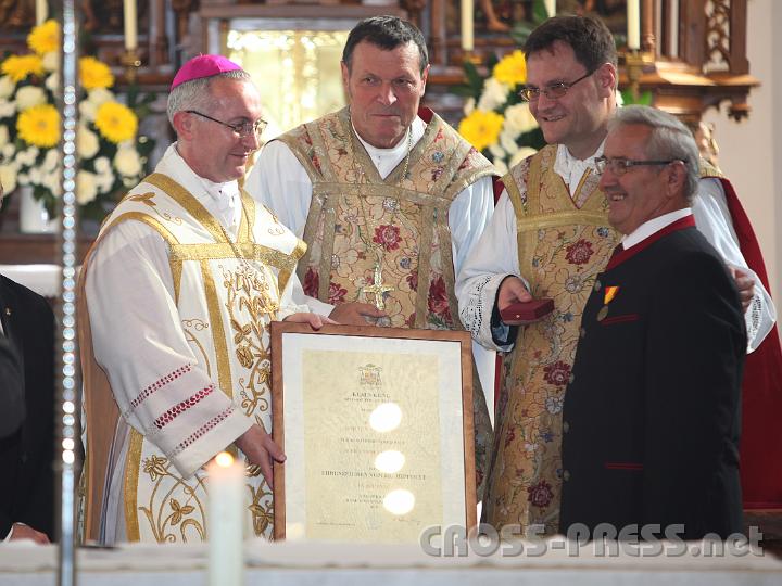 2011.10.16_11.16.09.jpg - Baupolier Johann Haneder organisierte und koordinierte die Renovierungsarbeiten. Er erhielt für seinen vorbildlichen Einsatz das Ehrenzeichen des hl. Hippolyt in Bronze.