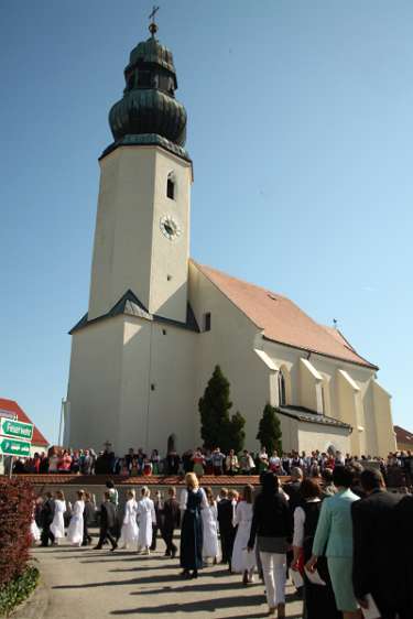 Erstkommunion Wolfsbach 2013 Festzug zur Kirche