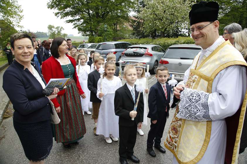 Erstkommunion 2016 in Wolfsbach Pfarrer P.Jacobus ist eingetroffen.