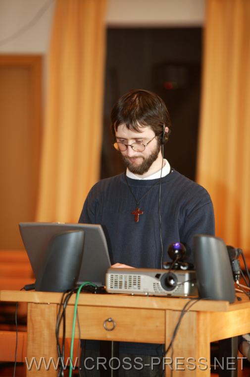 06.04.01_159 Leonard Farauanu, IITI Student, baut Video-Verbindung nach New York zum Dr. Phil Mango