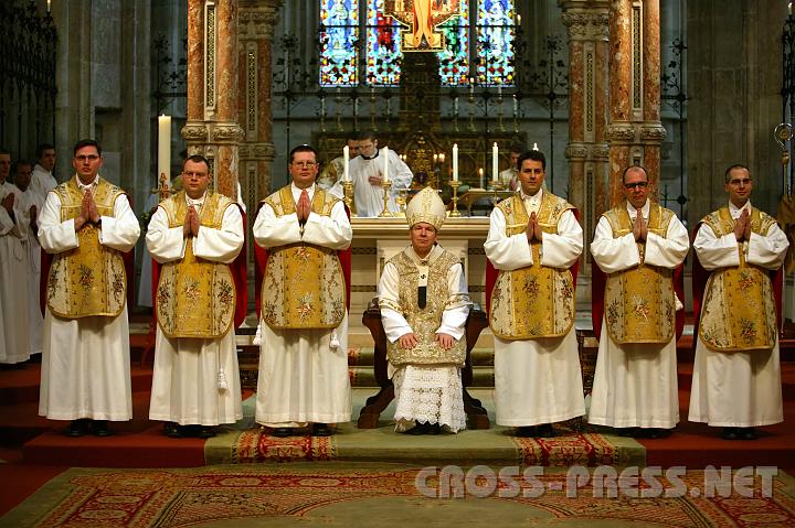 2008.04.24_11.43.54.JPG - Ihr langj�hriger Traum ist in Erf�llung gegangen, endlich sind sie Arbeiter im Weingarten Gottes.   Strahlende Neupriester mit Kardinal Dr. Christoph Sch�nborn.