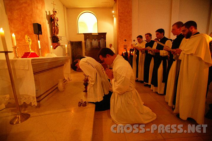 2008.07.04_20.31.34.JPG - Prozession durch Stiftskirche und Kreuzgang