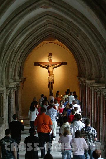 2008.07.04_20.42.17.JPG - Prozession durch Stiftskirche und Kreuzgang