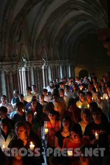 2008.07.04_20.44.00.JPG - Prozession durch Stiftskirche und Kreuzgang