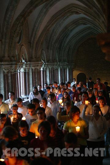 2008.07.04_20.44.06.JPG - Prozession durch Stiftskirche und Kreuzgang