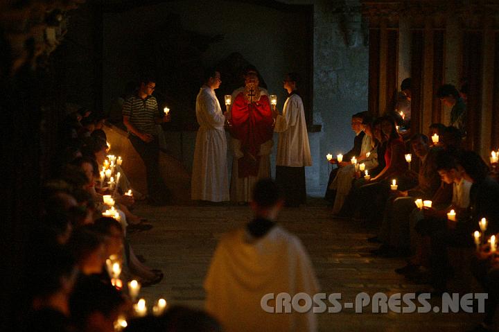 2008.07.04_20.47.50.JPG - Prozession durch Stiftskirche und Kreuzgang