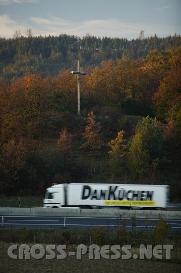 2008.10.20_17.23.14.JPG - Autobahnkreuz als moderne Nachfolge des Wegkreuzes.  In der Nacht leuchtet es und erinnert die Fahrer an den Heiland.
