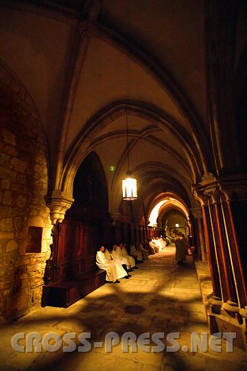 2008.10.22_19.51.31.JPG - Im Lesegang lesen die M�nche am Abend aus der Regel des Hl. Benedikt.