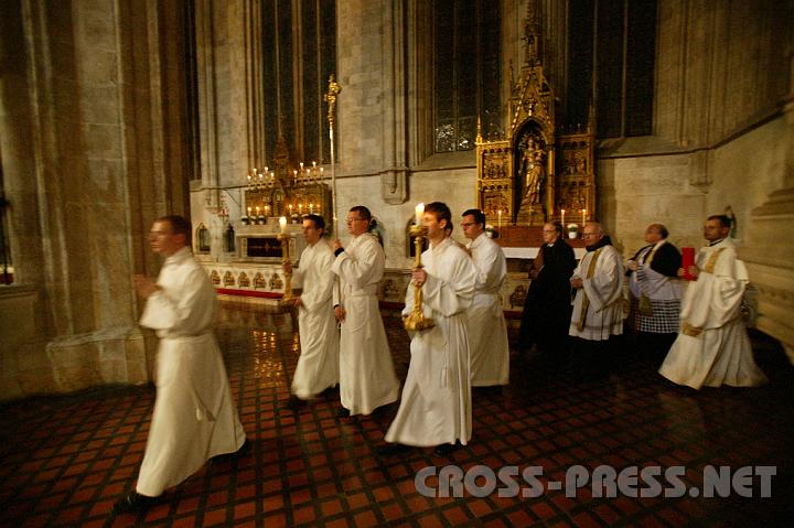 2008.11.15_19.03.07.JPG - Einzug zur "Sessio Prima" des Seligsprechungsprozesses von Abt Karl Braunstorfer (1895-1978).