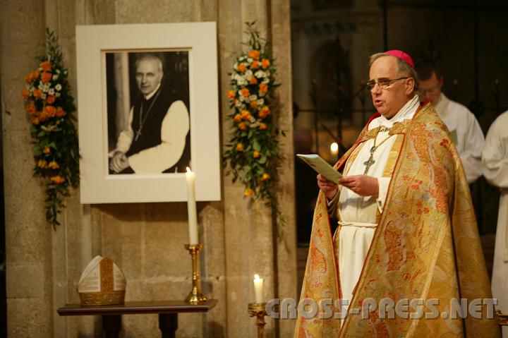 2008.11.15_19.06.32.JPG - Abt Gregor Ulrich Henckel-Donnersmark von Stift Heiligenkreuz vor dem Bild seines Vorg�ngers Abt Karl Braunstorfer.