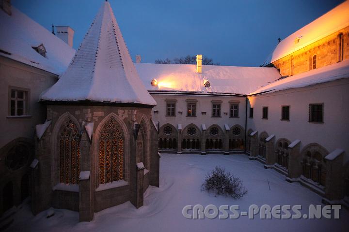 2009.02.19_06.23.25_01.jpg - M�rchenschloss ? ;)  Kreuzgang des Stiftes mit Brunnenhaus in der Morgend�mmerung.