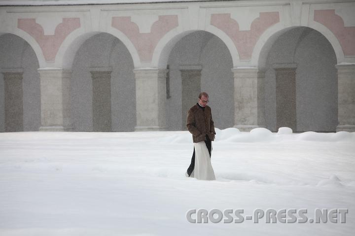 2009.02.18_10.21.49.JPG - Frater Coelestin schwebt �ber das himmlische Wei�. :)