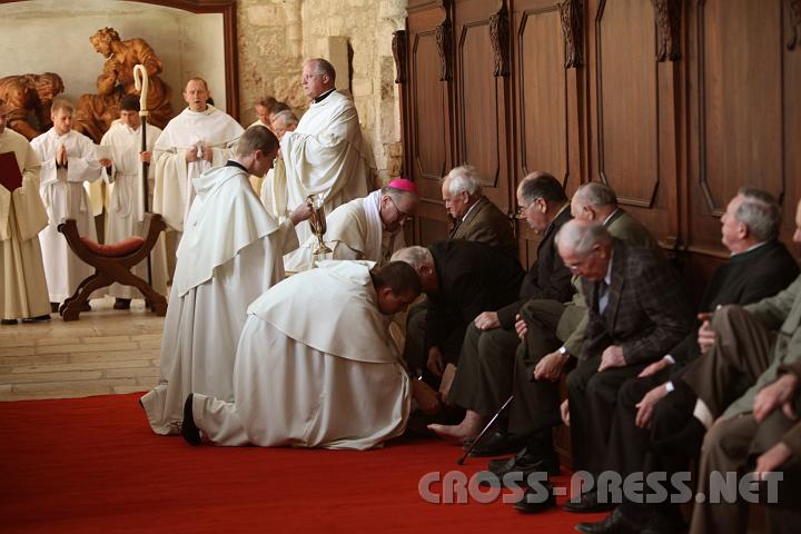 2009.04.09_10.56.48.jpg - Die M�nche bei der "Fu�waschung"  nach dem Vorbild Jesu (im Hintergrund).
