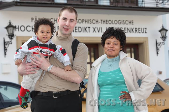 2009.04.05_16.34.29.jpg - W�hrend der Veranstaltungen im Stift ist immer Kinderbetreuung organisiert.  Im Bild Kinderbetreuer Christoph mit dem kleinem Benjamin aus Nigeria und seiner Mutter.