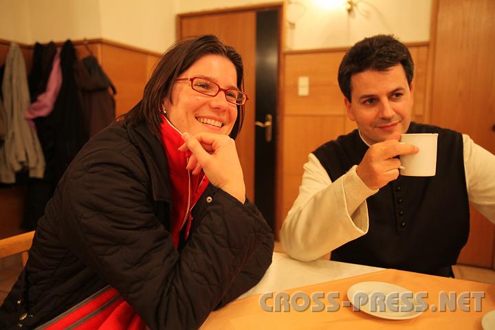 2009.04.09_20.12.49_02.jpg - Sonja aus Graz verbrachte zusammen mit einigen Dutzend G�sten die Karwoche im Kloster.  Hier in G�sterefektorium mit Gastmeister P.Pirmin.