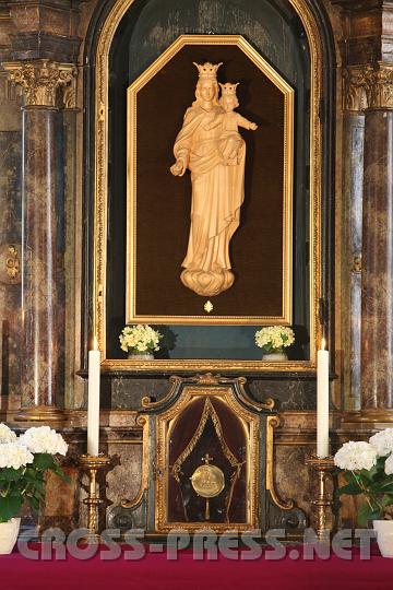 2009.04.11_16.52.59.jpg - (Custodia im Tabernakel ist nur zur Fotogestaltung im Tabernakel und wird sonst nicht so verwendet.)