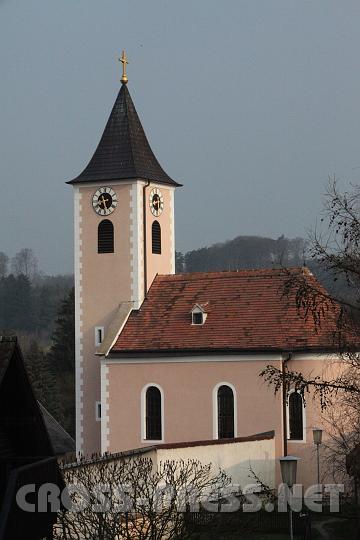 2009.04.06_07.29.32.jpg - Siegenfeld: Die Filialkirche St. UlrichAuf dem Kirchh�gel inmitten des Dorfes erhebt sich ein nettes Kirchlein, das 1734 erbaut wurde. Die Kirche ist die einzige Barockkirche im Pfarrgebiet von Heiligenkreuz, sie ist klein aber fein und hat ca. 50 Sitzpl�tze. Die Kirche ist unter Tags immer ge�ffnet; sie ist durch ein Gitter vor Diebstahl gesch�tzt, Beter sind jederzeit herzlich willkommen.Kirchenrektor ist P.Pirmin.