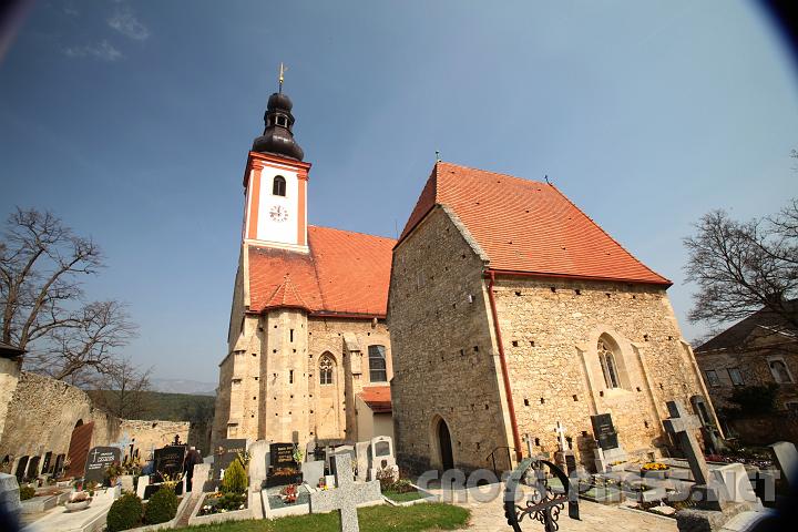 2009.04.06_10.44.05.jpg - W�rflach: Die "Kleine Kirche", direkt neben der Pfarrkirche, d�rfte 1497 erbaut worden sein. Sie war ein Teil der Wehranlage, diente als Subkirche und verfiel.Erst 1885 wurde sie restauriert und als "Herz-Jesu-Kapelle" geweiht.1966 abermals renoviert, z�hlt sie heute zu den sch�nsten gotischen Sakralbauten Nieder�sterreichs.Es ist auch das Erbauungsjahr der Pfarrkirche nicht einwandfrei feststellbar, doch wei� man , dass sie urspr�nglich eine Filialkirche der Mutterpfarre St. Lorenzen am Steinfelde war und erst im Jahre 1783 unter Kaiser Joseph I. eine selbst�ndige Pfarrkirche wurde.
