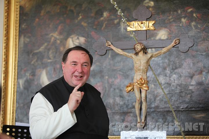 2009.04.05_13.15.22.jpg - Nur P.Bernhard kann auf so eine lebensfrohe Weise die Mysterien der Auferstehung erkl�ren.