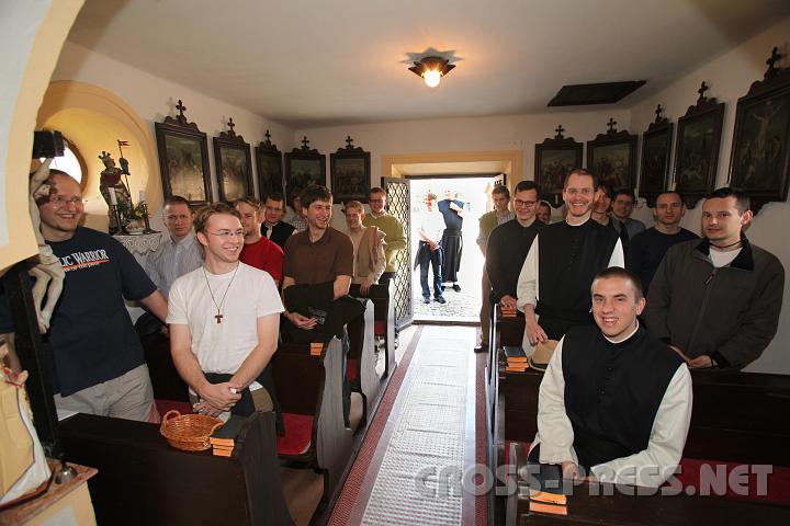 2009.04.07_14.11.54_01.jpg - Kleine Kapelle voll von feschen, fr�hlichen und frommen jungen M�nnern.  :)