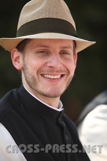 2009.04.07_14.19.30_01.jpg - P. Kilian freut sich �ber das sch�ne Wetter...