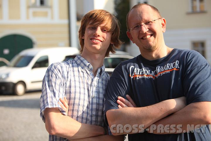 2009.04.07_15.56.51_01.jpg - Lukas, der j�ngste unter den "jungen M�nnern" und Gymnasiast der "Karl Popper" Schule mit seinem Vorbild.