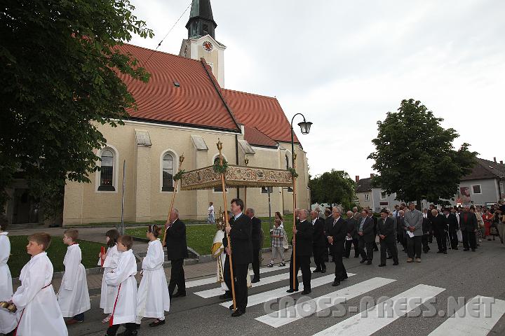 2009.06.11_11.24.41.jpg - Prozession zur�ck in die Kirche