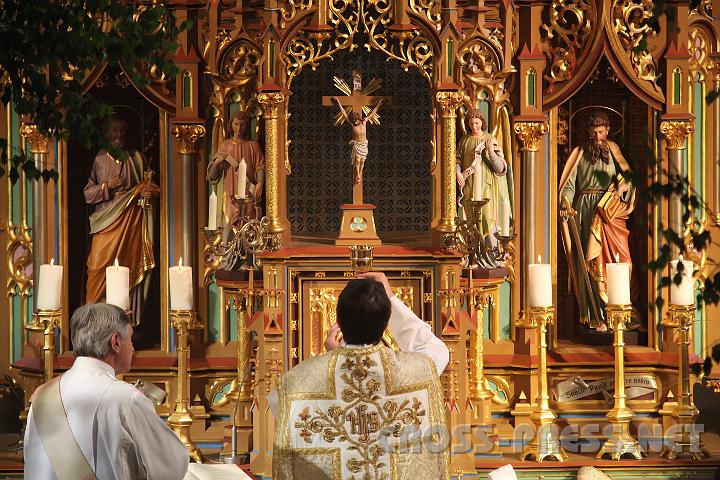 2009.06.11_10.06.02.JPG - Seit der Restaurierung des Hauptaltares Anfang der 90er Jahre wird bei gro�en Festen hier zelebriert.