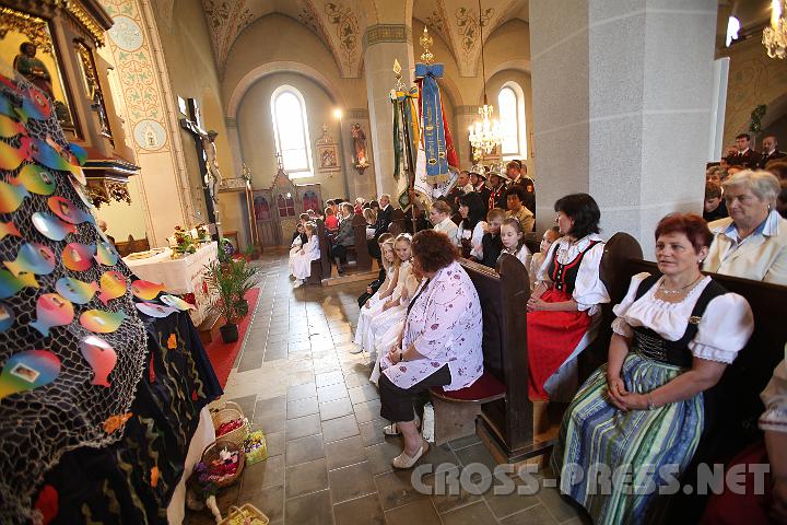 2009.06.11_10.23.26.jpg - In H�rm sind Gottesdienste -nicht nur an Feiertagen- gut besucht.  Die vielen kleinen Fische, die vorm Seitenlatar schw�rmen, sind die Firmlinge.  Darunter warten die K�rberl mit Bl�tenbl�ttern, um bei der Prozession vor dem Herrn verstreut zu werden.