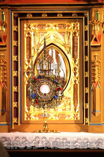 2009.06.11_11.28.27.jpg - Mohn- und Kornblumen zieren die Monstranz vor dem Tabernakel.