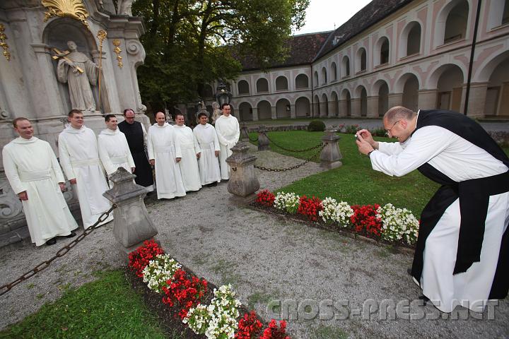 2009.08.14_18.48.38.jpg - Neben vielen, vielen anderen Aufgaben ist Pater Karl auch Stiftsfotograf.