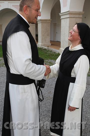 2009.08.14_18.56.42.jpg - Gro�er Zebrabruder trifft kleine Zebraschwester. ;))