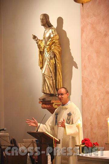 2009.09.04_21.17.29.jpg - Eine humorvolle Predigt hielt der junge Badener Kaplan Adolf Valenta.