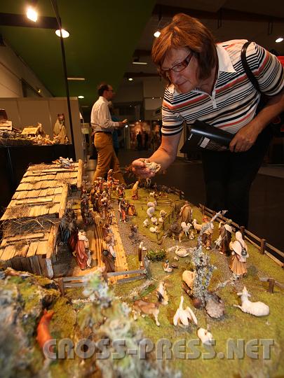 2009.10.08_15.39.59.jpg - Handgeschnitzte S�dtiroler Krippenfiguren aus St. Ulrich im Gr�dnertal konnten nicht nur bewundert, sondern auch schon f�rs Weihnachtsfest erworben werden.