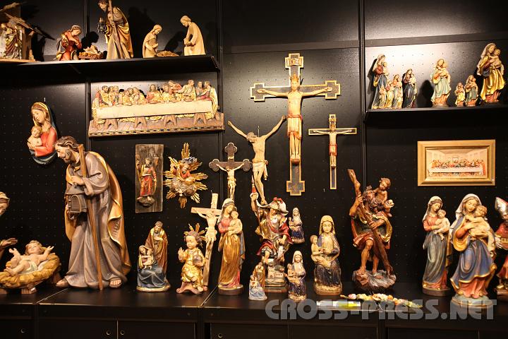 2009.10.08_15.43.25.jpg - Eine kleine Auswahl an original Gr�dnertaler Holzschnitzereien der Fa. "Ars Sacra" aus St.Ulrich.