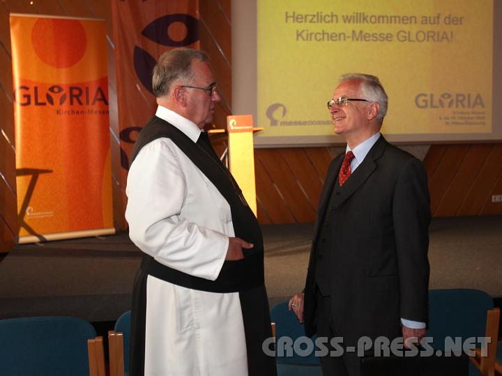 2009.10.08_16.01.48.jpg - Der Heiligenkreuzer Abt Gregor Henckel-Donnersmarck, nach seiner Lesung aus seinem k�rzlich erschienenen Anekdotenbuch "Wandelnde Zebrastreifen" im Gespr�ch mit Dr. Paul Schulmeister vor dessen Vortrag "Adam, wo bist du?" - Das europ�ische Menschenbild und die Revolution vor zwanzig Jahren".