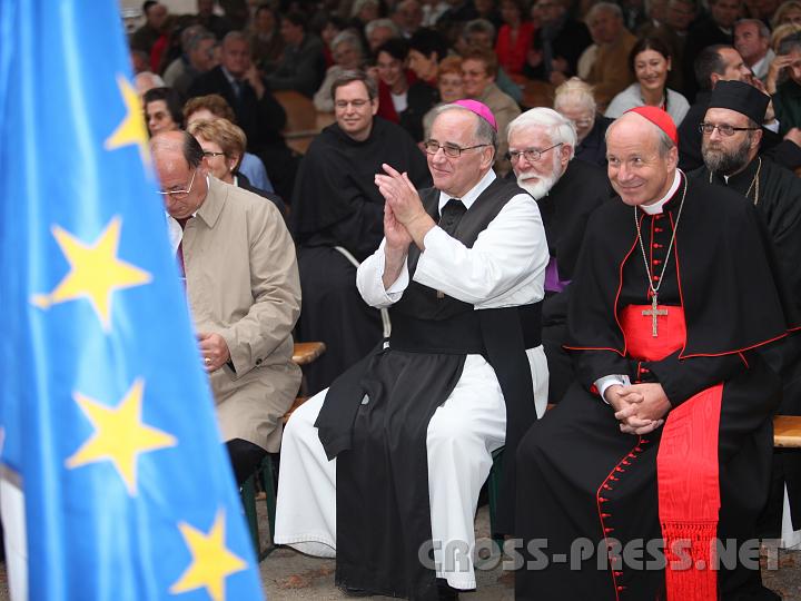 2009.10.10_17.34.10.jpg - Abt Gregor Henckel Donnersmarck und Kardinal Christoph Sch�nborn sind von der begeisterten Er�ffnungsrede des ITI Rektors Dr.Larry Hogan beim Festakt sehr angetan.
