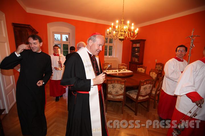 2009.10.10_18.10.38.jpg - Kardinal Sch�nborn segnete die neue R�umlichkeiten des ITI.