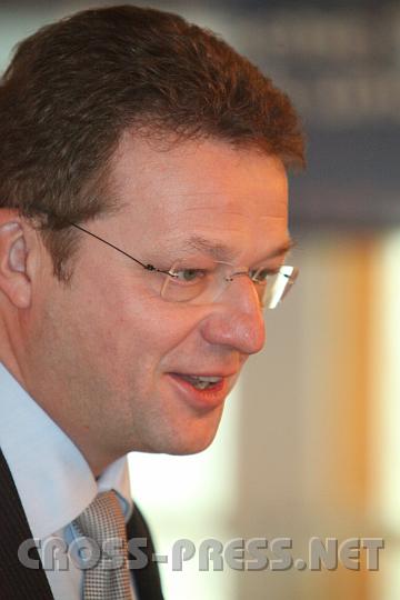 2009.11.21_09.38.25.jpg - Gastreferent Bernhard Meuser (Leiter "Weltbild", Pattloch Verlag): "Heiligenkreuz wird in Zukunft einer jener wenigen Orte sein, in denen der Katholische GLaube noch leuchtet - das ist auch eine gro�e Verantwortung - die Hochschule sollte sich aber auch Sponsoren �ffnen und mehr Geld in die Ausbildung investieren."