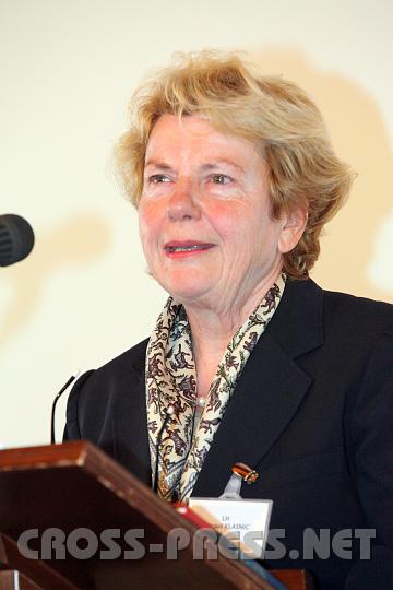 2009.11.21_11.02.20.jpg - Waltraud Klasnic (Landeshauptfrau Stmk. a.D.):  "Absolventen von Heiligenkreuz werden gebraucht - in der Politik schenkt die Katholische Kirche kampflos viel Potential her und wird so von politischen Entscheidungsprozessen ausgeschlossen - ebenfalls sollte sich die Hochschule st�rker auf Themen mit europ�ischer Relevanz einlassen - das wird in ZUkunft notwendiger denn je".