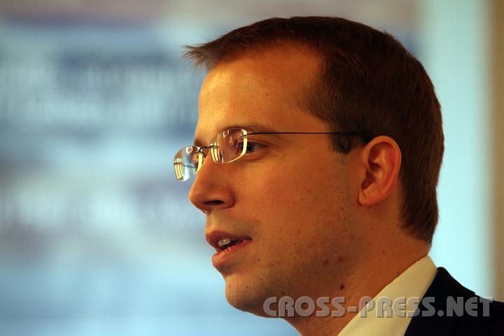 2009.11.21_09.15.51.jpg - Gastreferent Mag. Wolfgang Bamberg (Chefredakteur "Academia") lobte in freier Rede die Leistungen der Hochschule, w�nschte sich jedoch, dass sie als geistiges Zentrum und akademische Lehrst�tte zu Fragen der Zeit vermehrt �ffentlich in den Medien Stellung beziehe. Als einzige Zisterzienser-Hochschule weltweit habe Heiligenkreuz eine "unique selling position".