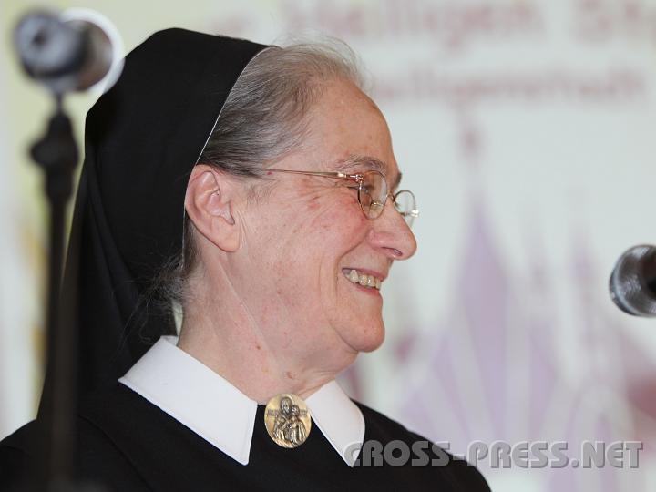 2010.02.28_09.44.30.jpg - Schwester Dietlinde bei ihrer Dankansprache.