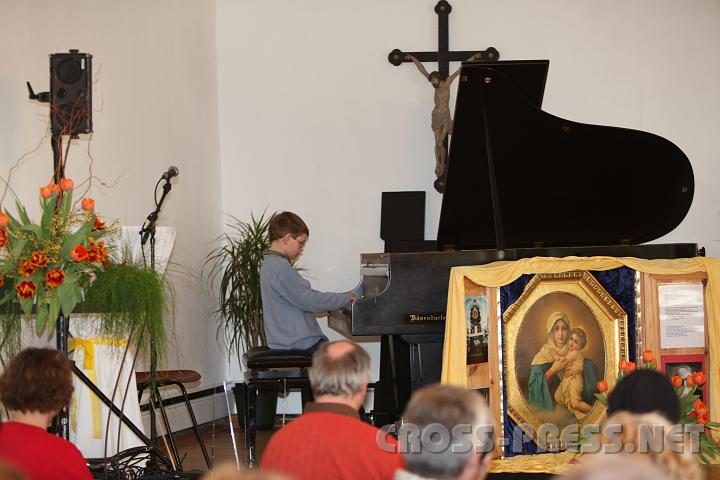 2010.02.28_10.00.06.jpg - Tobias ist ein begabter Pianist - er war f�r die musikalische Umrahmung am Vormittag zust�ndig.