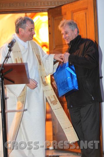 2010.02.28_17.52.28.jpg - P.Kuller schenkt P.Felix sein Navigationsger�t, damit er sich als Schweizer in �sterreich gut zurechtfindet, nur das Auto dazu braucht er noch.  ;(