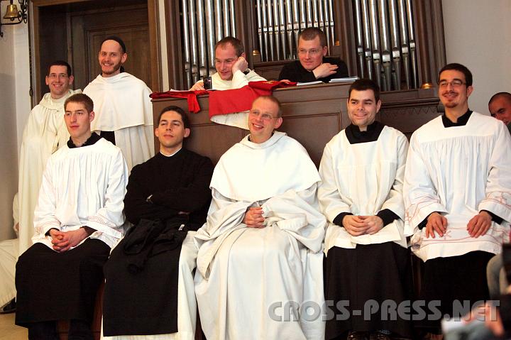 2010.04.09_20.12.31.jpg - "Zebra-Chor."  ;) Im Stift Heiligenkreuz sind viele M�nche selber jugendlich und kommen gerne zur JuVi.