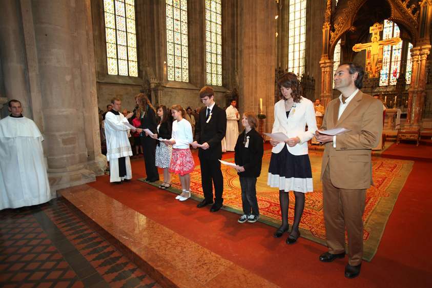 Firmung am Christihimmelfahrt Firmkandidaten -von Klein bis Groß- lasen die Fürbitten bei ihrer Messe.