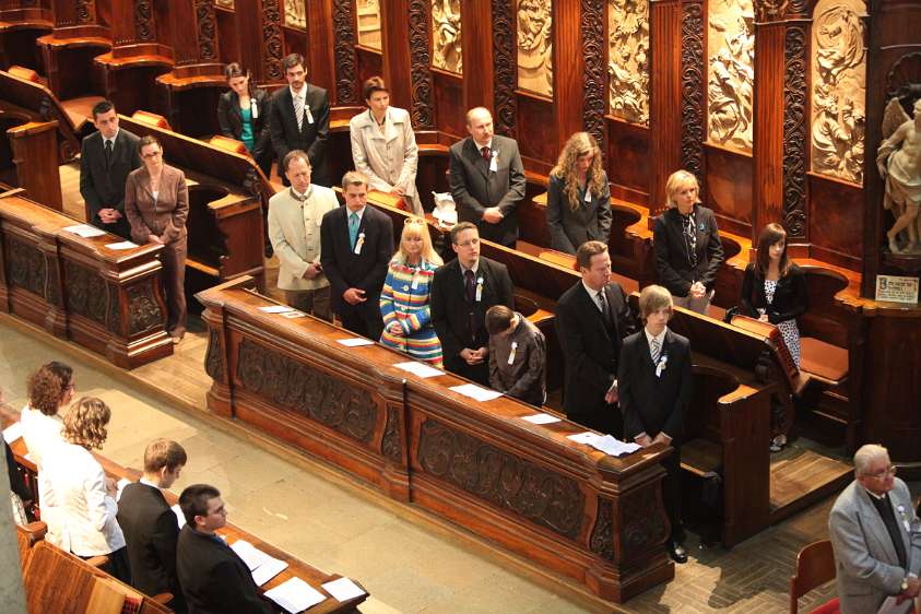 Firmung am Christihimmelfahrt Im Chorgestühl, wo sonst die Zisterziensermönche beten, durften bei der Firmmesse die Firmlinge mit ihren Paten sitzen.