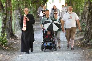 JungFamilienTreffen 2010 Pfarrer Ibounigg geht mit der Osterkerze spazieren. ;)